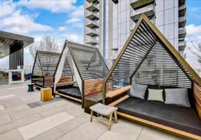 Modern Downtown Condo - Rooftop pool - Top Amenities